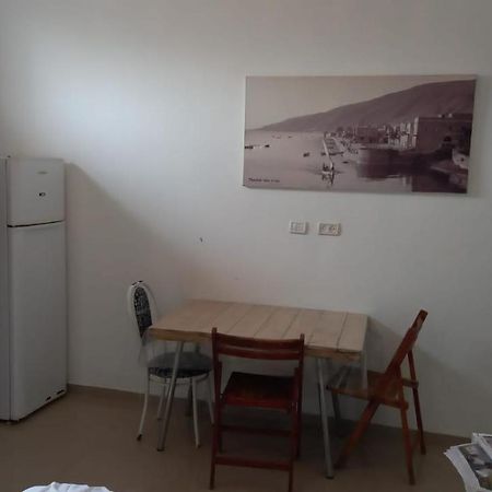 פינה שקטה דקה הליכה לכנרת והטיילת Lägenhet Tiberias Exteriör bild